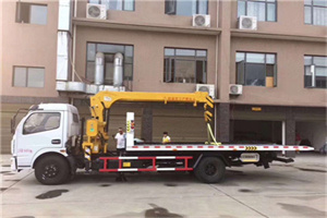 宣武门附近汽车轮胎更换